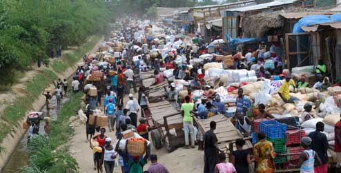 A crowd of people at Dajabón Market