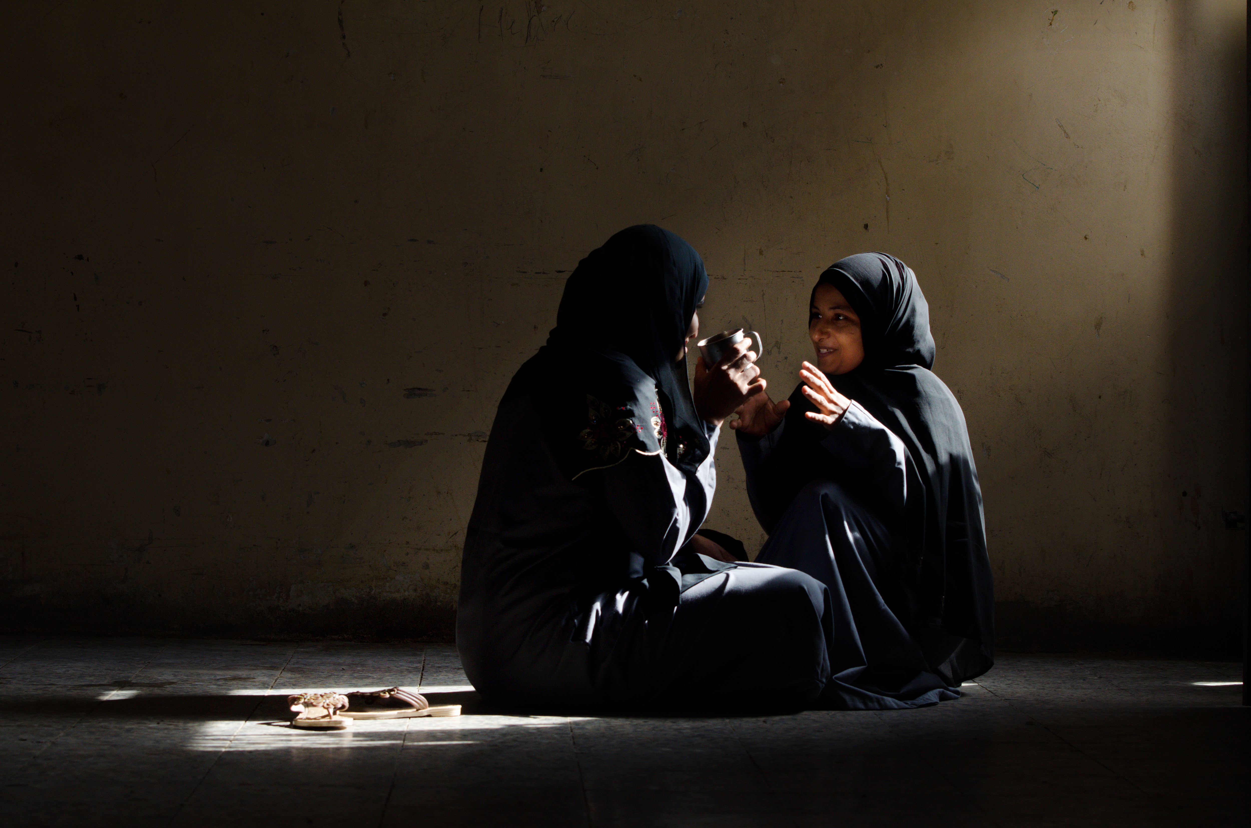 Young women in Hodeidah prison: Mariam, 19 years old, (right), talking to her friend Hafsah, age 27. Photo credit: © Amira Al-Sharif/Progressio 