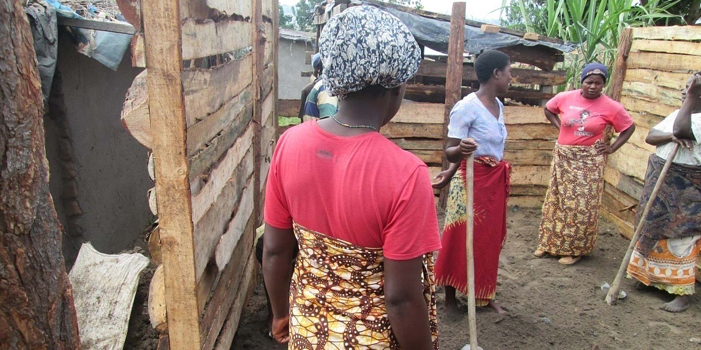 The women of the Umoza group during the construction of a cook stove shed