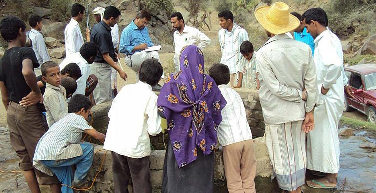 Development Worker Fawaz Hamdan conducting a focus group with unregistered internally displaced people in the Quaidinah district, Hajah Governorate, Yemen. Fawaz worked as a Water, Sanitation and Hygiene (WASH) Adviser for the WASH Cluster of the Al-Hodeida NGO Forum.