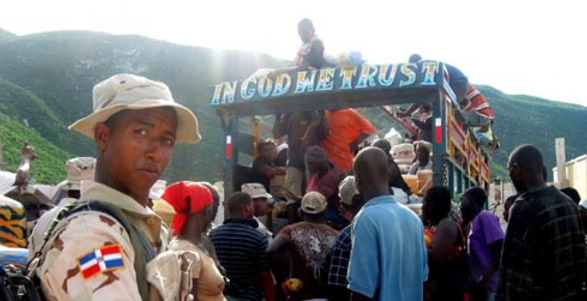 A mountain bus taking people to Malpaso market