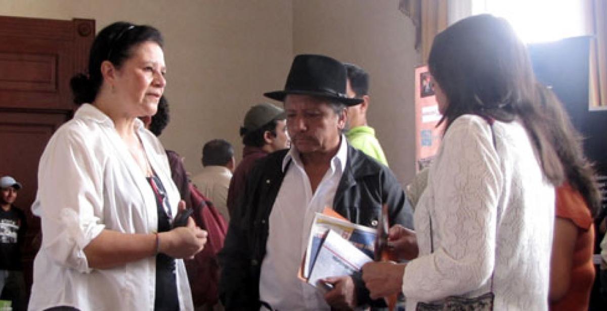 Carmen Medina talking to two visitors