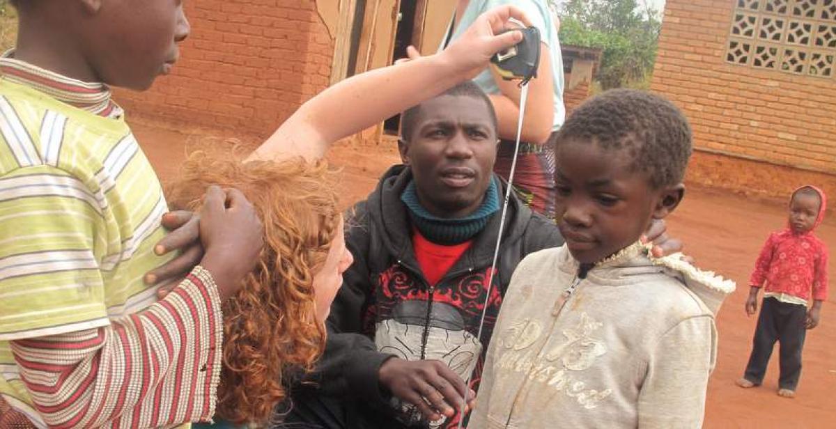 Volunteer measuring children&#039;s height