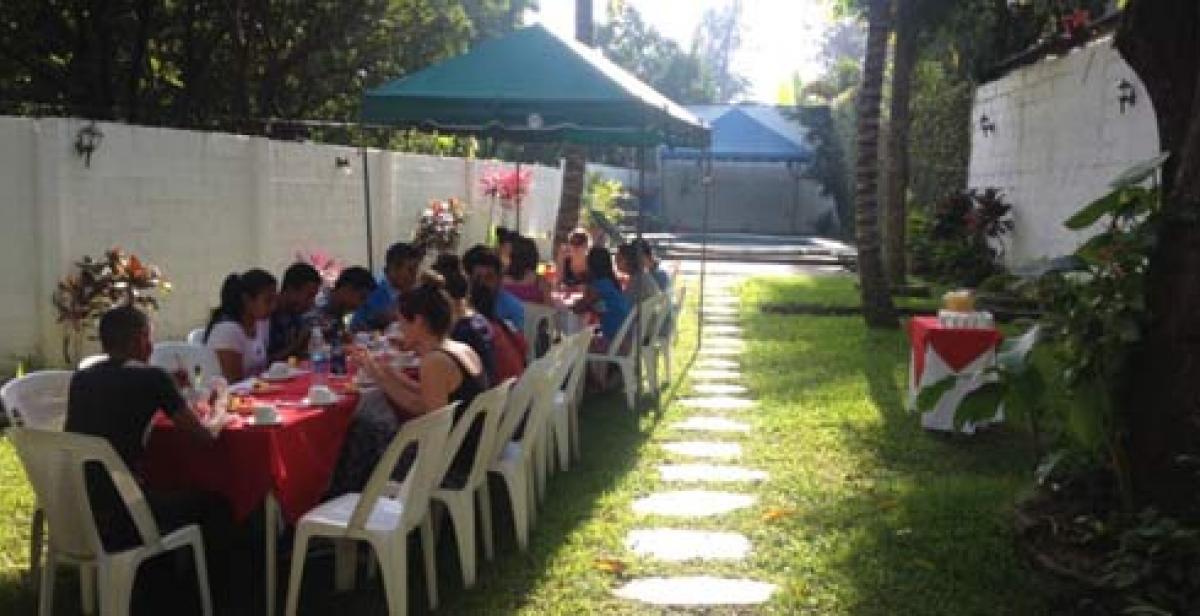 Volunteers having breakfast outside during orientation (©Progressio)