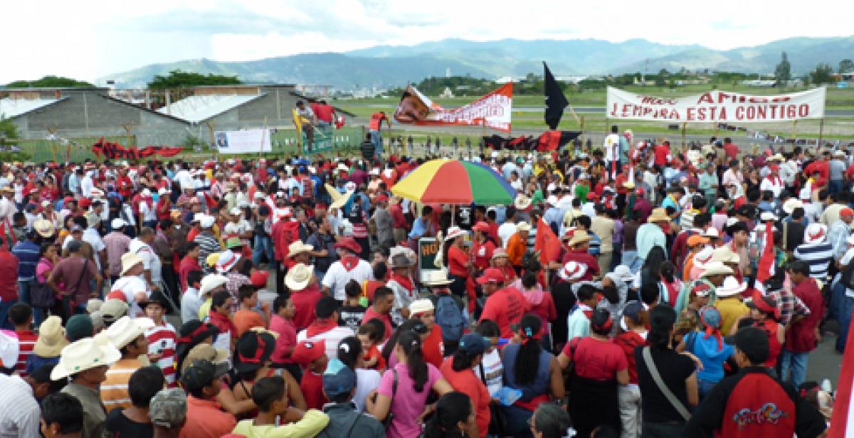 Zelaya&#039;s supporters gather at airport to welcome him back to Honduras