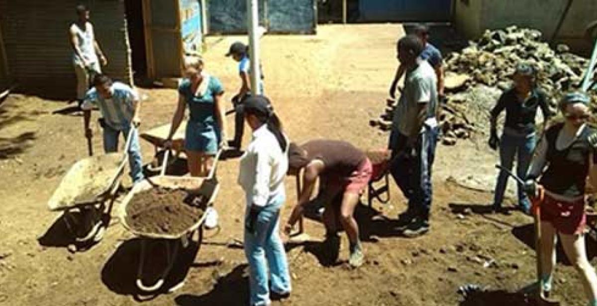 Volunteers working in El Salvador