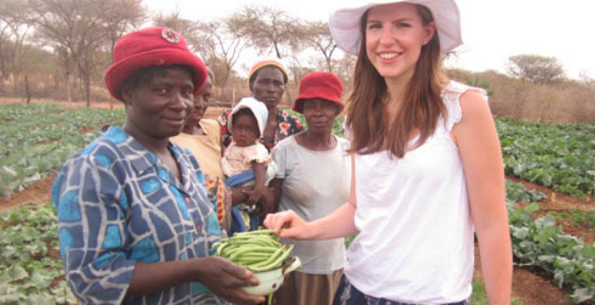 Women presenting vegetables to Lis in Zimbabwe
