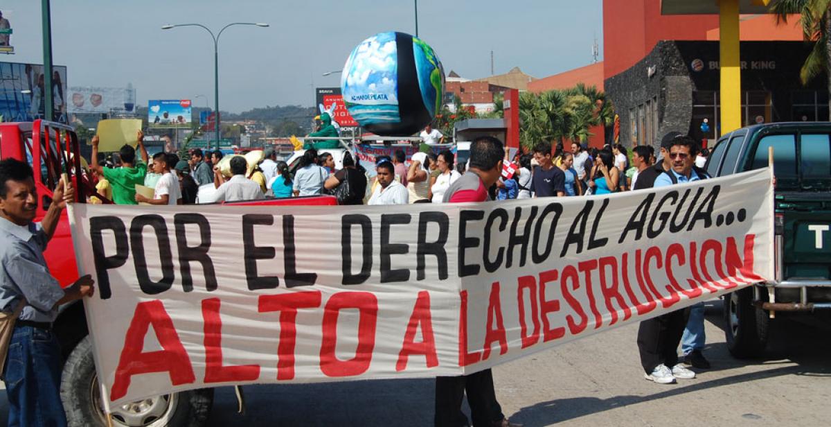 A banner at a demonstration for water rights in El Salvador