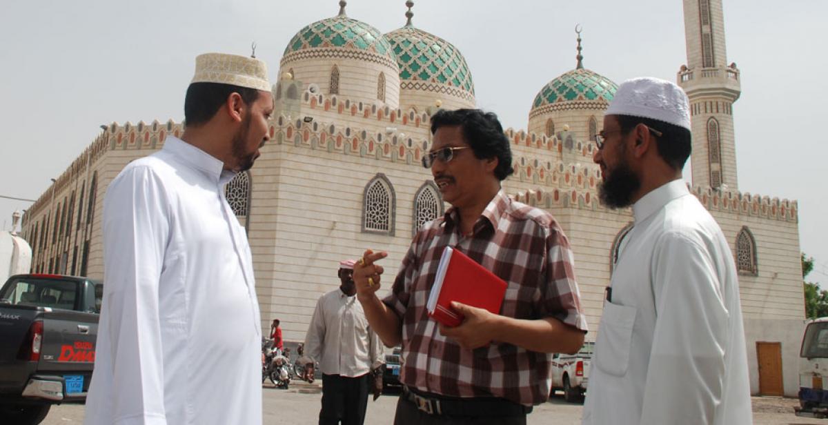 Prachanda Shrestha talking with Imams outside a mosque in Hodeidah, Yemen