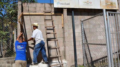 Uno de nuestros voluntarios trabajando con el carpintero para hacer los techos de los bancos 