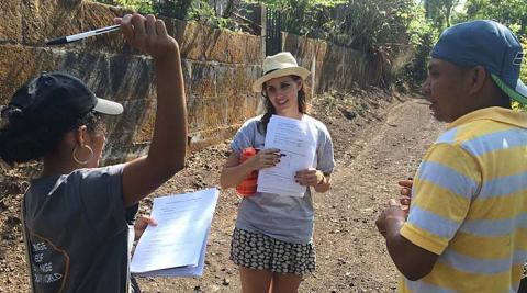 Volunteers conducting surveys in La Sabanita