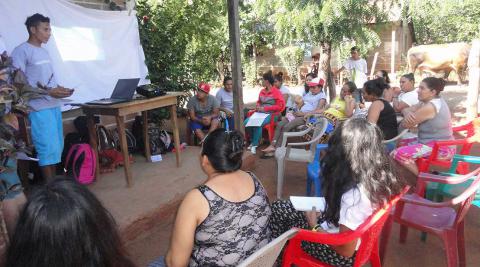 Uno de los voluntarios brindando la charla