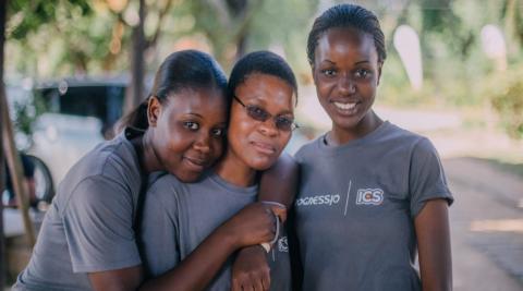 Maria (centre) during her ICS volunteer placement, Zimbabwe