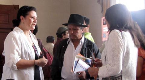 Carmen Medina talking to two visitors