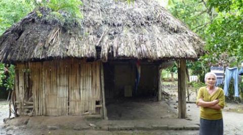 Mélida Tróchez standing by her house, which she has rebuilt four times.