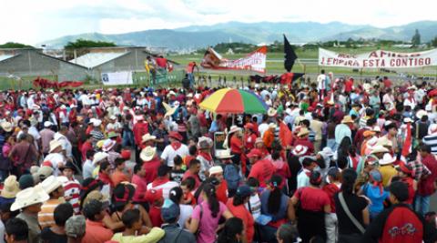 Zelaya's supporters gather at airport to welcome him back to Honduras